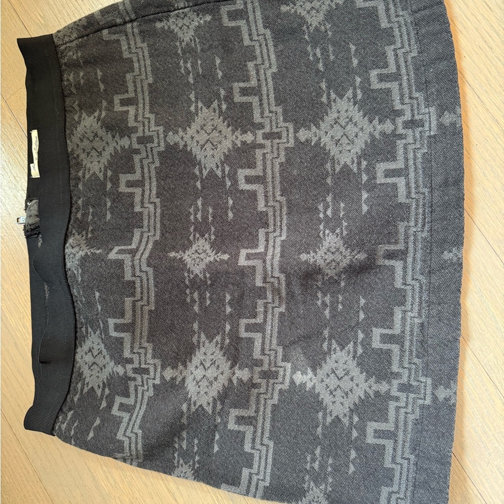 American Eagle - Women's Black & Gray Patterned Skirt